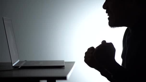 Laptop Çalışan Asyalı Siluet Adam Beared Man Notebook Evden Çalışıyor — Stok video