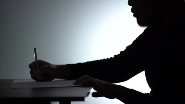 Silhouette Asian Man Working Laptop Bärtiger Mann Arbeitet Von Hause — Stockvideo
