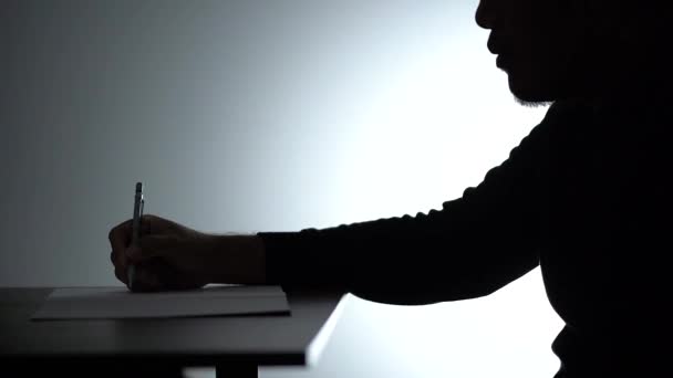 Силуэт Азиатский Человек Работающий Над Ноутбуком Медведь Работает Дома Блокноте — стоковое видео