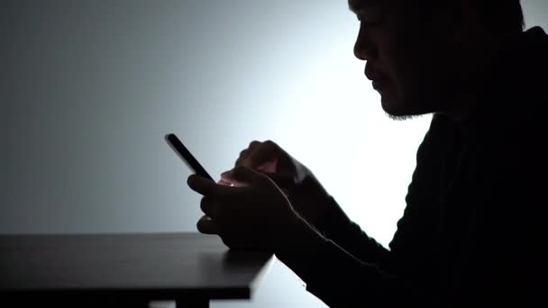 Silueta Hombre Asiático Trabajando Teléfono Inteligente Beared Man Trabaja Desde — Vídeos de Stock