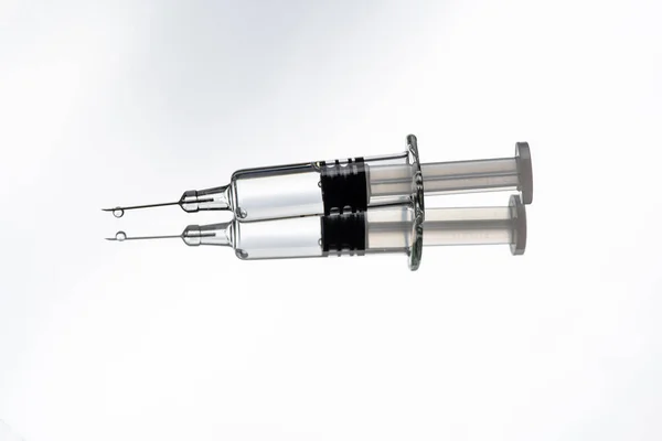 Siringa Vetro Con Riflesso Sfondo Bianco Concetto Vaccino Del Coronavirus — Foto Stock