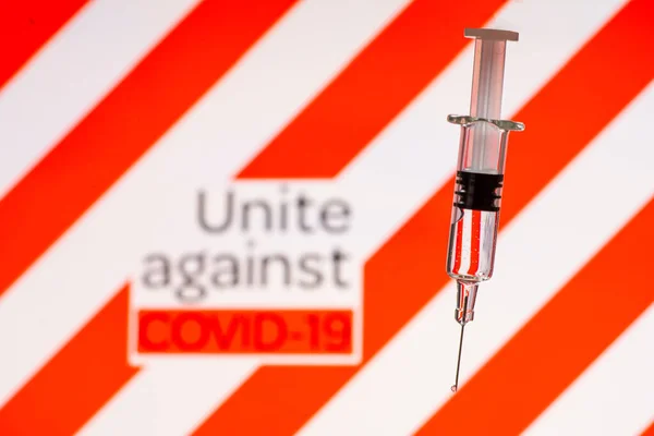 Text Unite Împotriva Covid Seringă Sticlă Fundal Roşu Conceptul Vaccin — Fotografie, imagine de stoc