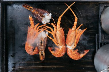 Tavada cızırdayan sıcak yemek. Lezzetli ızgara ıstakoz ve tereyağı. Taze, sulu ve lezzetli Maine Istakozu veya Kerevit.