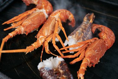 Tavada cızırdayan sıcak yemek. Lezzetli ızgara ıstakoz ve tereyağı. Taze, sulu ve lezzetli Maine Istakozu veya Kerevit.
