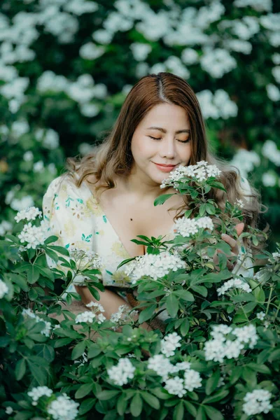 Asiática Hermosa Mujer Vestido Blanco Con Flores Blancas Parque —  Fotos de Stock