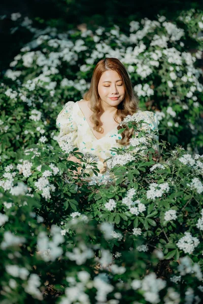 Asiática Hermosa Mujer Vestido Blanco Con Flores Blancas Parque —  Fotos de Stock