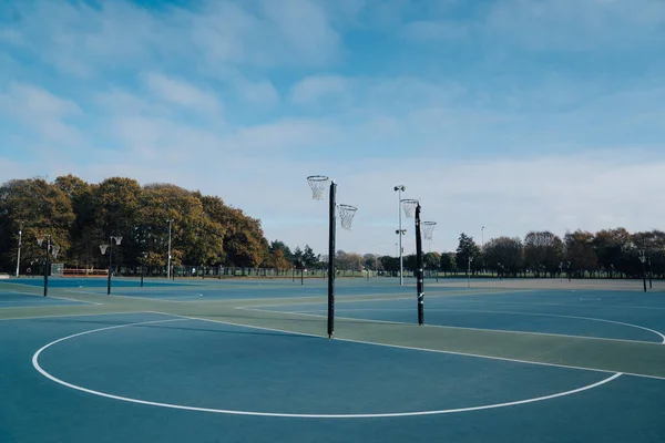 Netball gol çemberi ve net mavi gökyüzü ve bulutlara karşı Hagley Park, Christchurch, Yeni Zelanda.