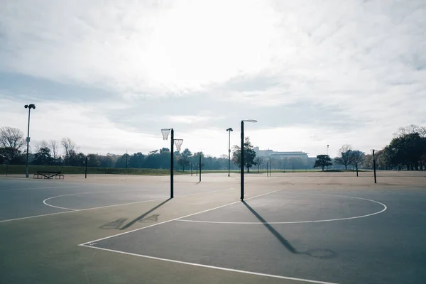 Netball gol çemberi ve net mavi gökyüzü ve bulutlara karşı Hagley Park, Christchurch, Yeni Zelanda.