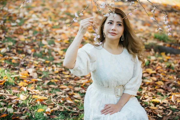 Bella Donna Asiatica Con Foglie Autunnali Fiori Foglie Gialle Autunnali — Foto Stock