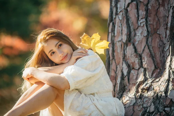 Beautiful Asian Woman Autumn Leaves Flower Fall Yellow Leaves Background — Stock Photo, Image