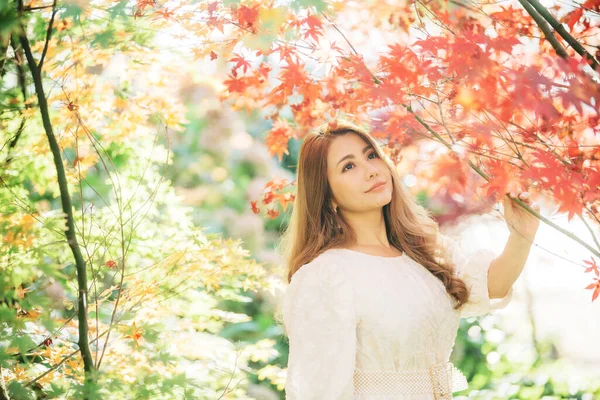 Bella Donna Asiatica Con Foglie Autunnali Fiori Foglie Gialle Autunnali — Foto Stock