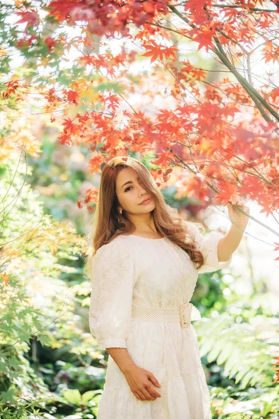 Hermosa Mujer Asiática Con Hojas Otoño Flores Hojas Amarillas Otoño —  Fotos de Stock