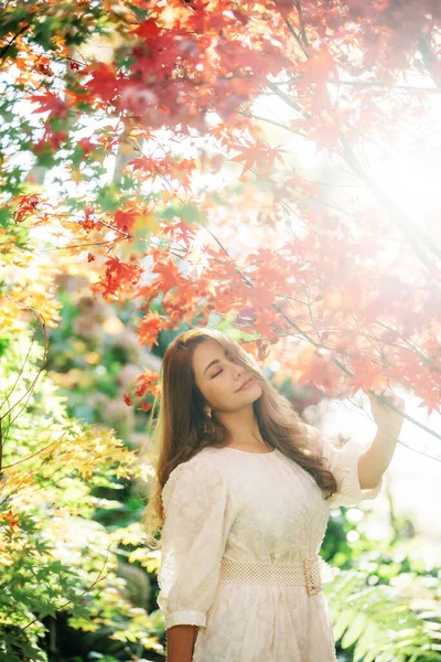 Hermosa Mujer Asiática Con Hojas Otoño Flores Hojas Amarillas Otoño —  Fotos de Stock