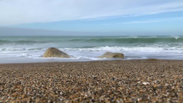 Vista Dell Oceano Roccioso Sulla Spiaggia Alla Luce Del Sole — Video Stock