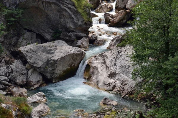 Prachtige Schilderachtige Bergbeek Met Waterval Kaukasus — Stockfoto