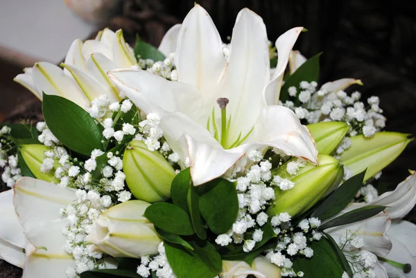 Прекрасный Свадебный Букет Белых Лилий — стоковое фото
