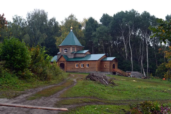 秋の森の美しい木造教会 — ストック写真