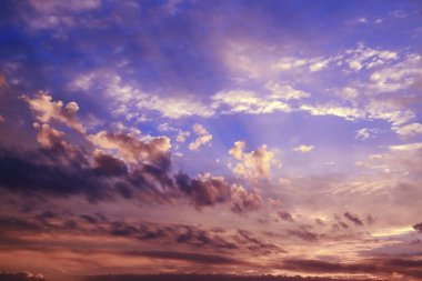 Gün batımında. Gün batımında bulutlar Gökkuşağının renkleri boyalı..