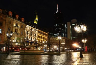 Gece sokaklarında Frankfurt.Walk gece, sokak lambaları, Frankfurt Merkez sokaklarında yaktı.