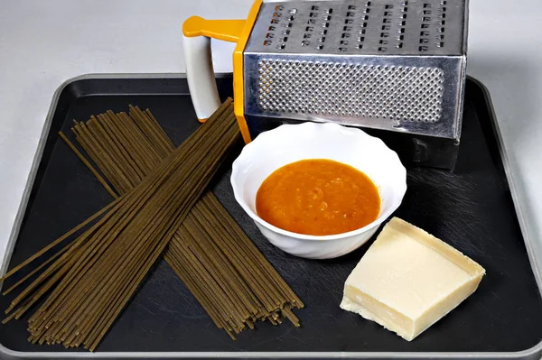 Bandeja Con Espaguetis Queso Salsa Tomate Rascador — Foto de Stock