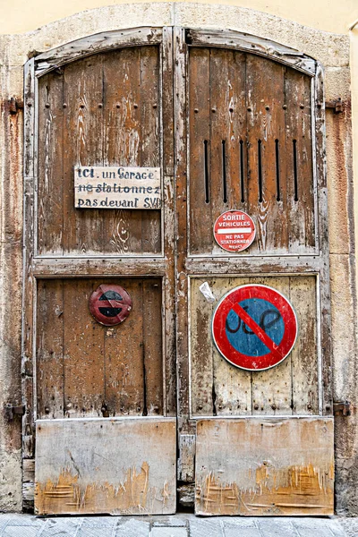 Porta Garagem Velha Madeira Com Sinais Proibição — Fotografia de Stock