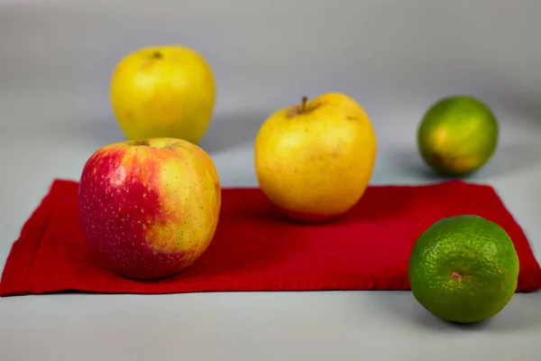 Три Желтых Красных Яблока Два Лайма — стоковое фото