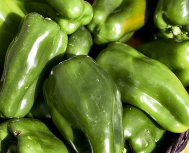 Pazarda bir sepet büyük yeşil biber.