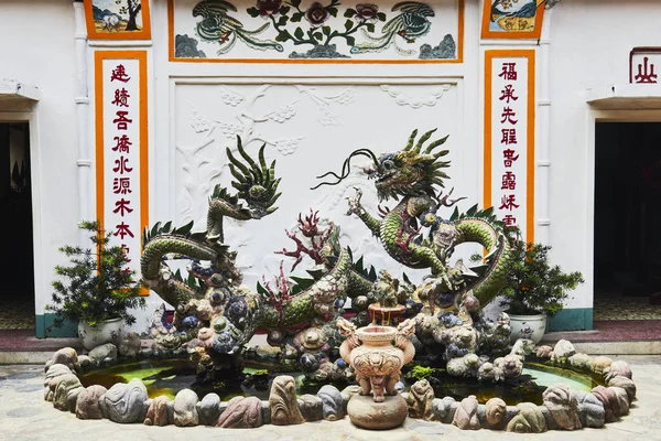 Pagoda 'nın girişinde ejderhalar