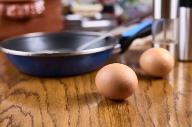 Masada birkaç taze yumurta var.