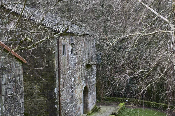 Ancienne Maison Pierre Entourée Arbres Dans Champ — Photo