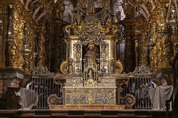 サンティアゴ コンポステーラ大聖堂の使徒サンティアゴの祭壇 この街はローマとエルサレムの隣にあるキリスト教の巡礼地です サンティアゴ コンポステーラはスペインの主要な観光地の一つです — ストック写真