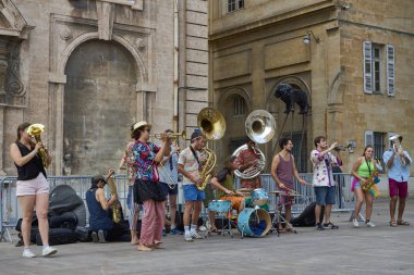 Marsilya 'da bir sokakta müzisyenler. Fransız Riviera 'sında, Bocas del Rhone ilinin Provence-Alpes-Cte d' Azur bölgesinde yer alır. Fransa 'nın en büyük ikinci şehridir.