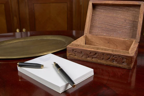 Not defteri, kalem ve tahta kutu.