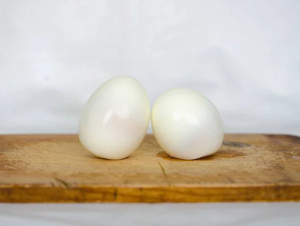 Деревянная Доска Двумя Вареными Яйцами — стоковое фото