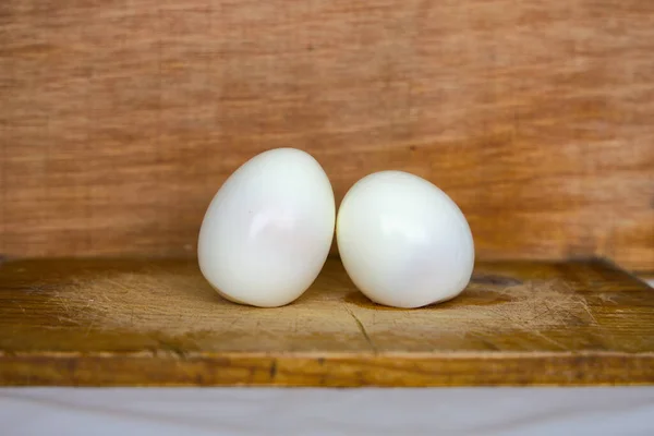 İki pişmiş yumurtalı ahşap tahta.