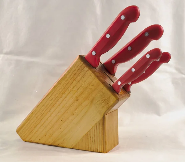 Mutfak bıçakları ahşap tezgaha dizilmiş.