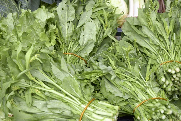 Markette ortaya çıkan bir kutuda sebze.