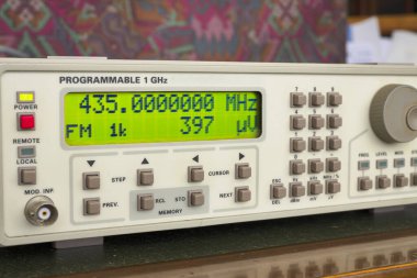 Radyo testi için laboratuvar sentezleyicisi
