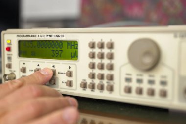 Radyo testi için laboratuvar sentezleyicisi
