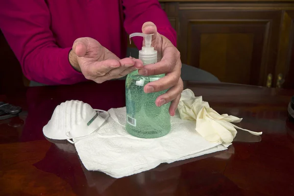 Enfeksiyonu önlemek için maske, sabun ve lateks eldivenler