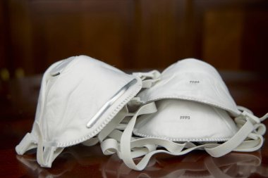 Koronavirüs maskeli bir adam.