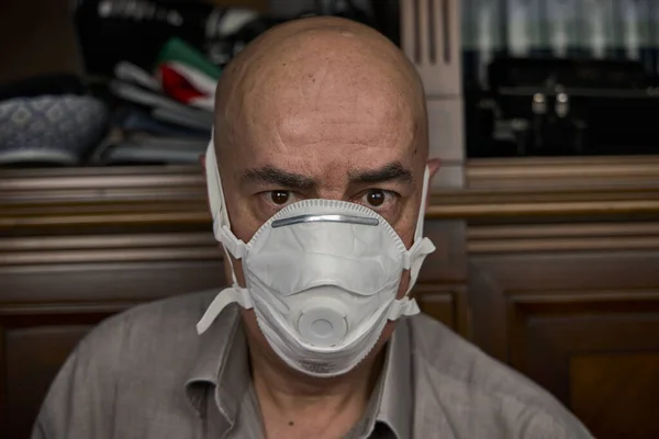 Koronavirüs maskeli bir adam.