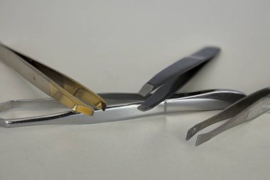 Çeşitli metal tüy dökücü cımbızlar.