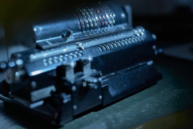 Eski demir hesap makinesi. Krank 'la çalışıyor. Sayıların kaydırıcıları var..