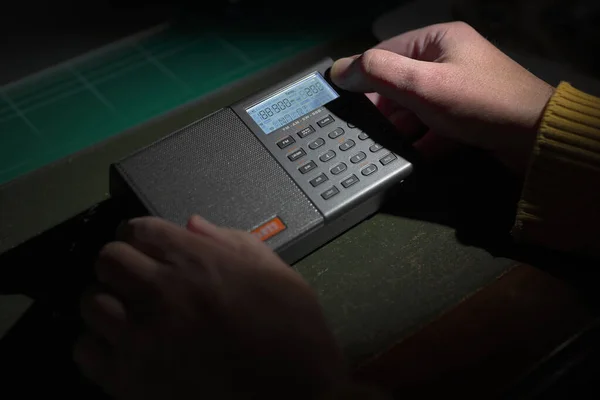 Kısa dalga ile taşınabilir radyo, modüle frekans ve orta dalga. Klavyesi ve ekranı var.