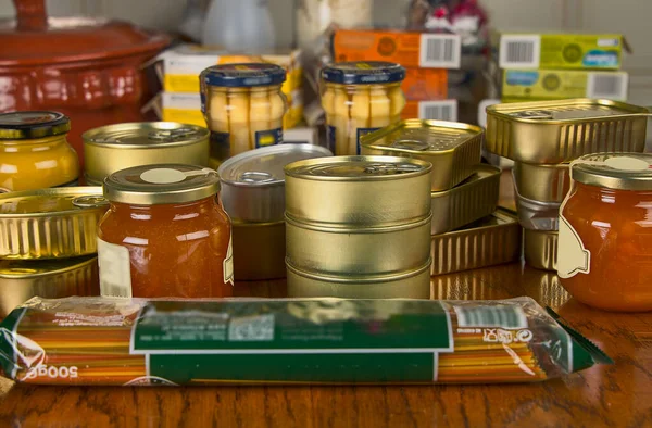 Birkaç kutu reçel, kuşkonmaz ve makarna.