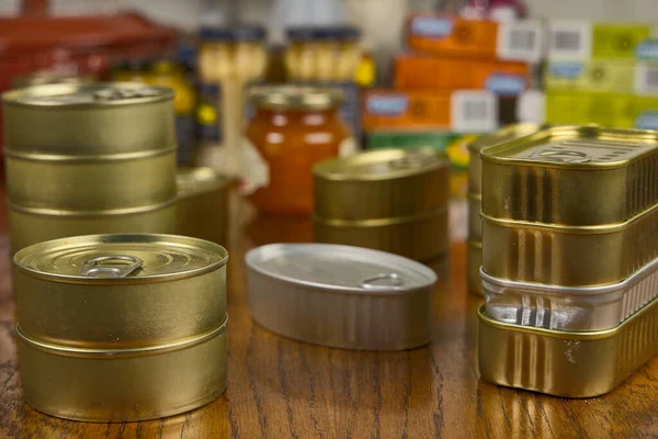 Birkaç kutu konserve.