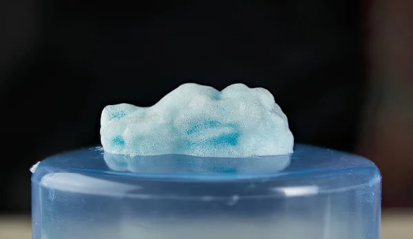 Plastik tabanda mavi tıraş köpüğü