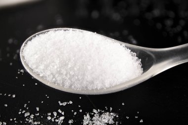 Plastik kaşık dolusu tuz.