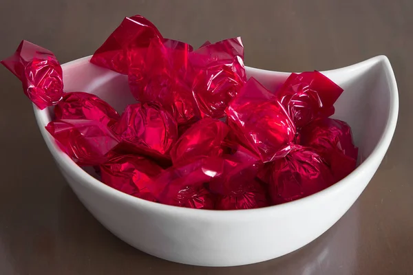 Kırmızı kağıda sarılı çikolatalı bonbonlar.